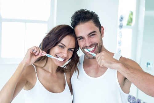 Когда лучше чистить зубы — до завтрака или после?